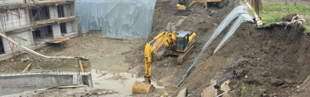 OGROMNA RUPA PRETI DA PROGUTA SVE PRED SOBOM! Uznemirujući snimak sa puta, stotine života u opasnosti (VIDEO)