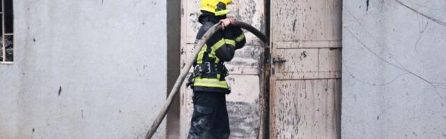 STRAVIČAN POŽAR NA ČUKARICI! Gori porodična kuća, vatrogasci-spasioci merdevinama izvlačili ljude!