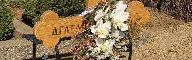 Danas se obeležava 40 dana od smrti Dragana Lazića: Na grobu bele ruže i krst (FOTO)