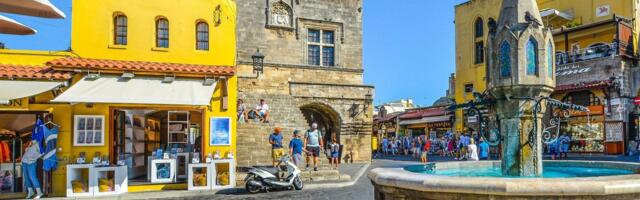 Turista izazvao haos na Rodosu: Izašao go na ulicu, popeo se na vozilo Hitne pomoći, bolje da nije...