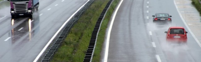 OPREZ ZBOG VLAŽNIH KOLOVOZA! Na obilaznici oko Beograda zastoj!