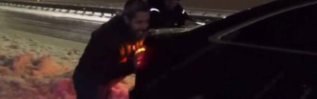 Toma Mona se hvalio prohodnim putevima - pa gurao auto zaglavljen u snegu