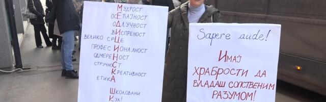 Užički prosvetari otišli na protest ispred Ministarstva prosvete (VIDEO)