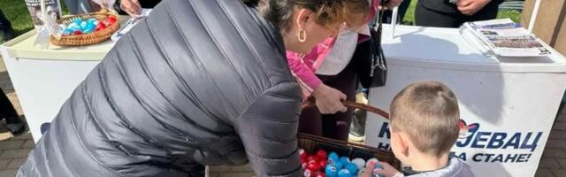 Naprednjaci delili vaskršnja jaja u Velikom parku, građani ih oterali - Petrašinović: Nisu nam pokvarili akciju