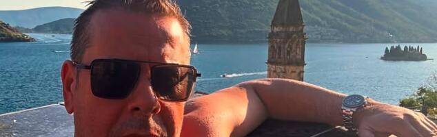 VLADO GEORGIEV SE SKINUO Pevač pozira u bazenu, pokazao bicepse, a žene poludele: Evo gde provodi vrele julske dane (FOTO)