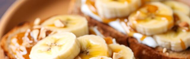Kako da pripremite pečene banane na tostu sa puterom od kikirikija