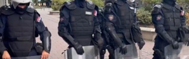 Napeto u Kraljevu: Policija obezbeđuje skup protiv blokada (VIDEO)