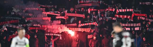 Ovo niste videli na TV-u: Navijači Radničkog zapalili obeležja Grobara na tribinama