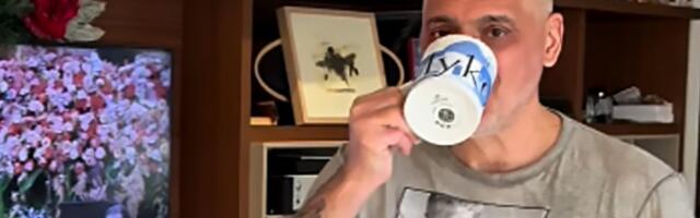 Zavirite u STAN Čede Jovanovića koji deli sa Aleksandrom Kosom: Police PREPUNJENE STVARIMA, na svakom ćošku uramljene slike sa decom, a trpeza ima od PTICE MLEKO (FOTO)