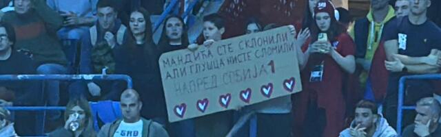 Transparent koji je izmamio osmeh svima u Areni: Dvojac Delfina dobio moćnu poruku pred nastavak prvenstva /FOTO/
