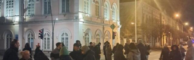 NOVI FIJASKO BLOKADERA U ŠAPCU: Najavili veliku blokadu, a pojavilo se desetak ljudi! (FOTO)