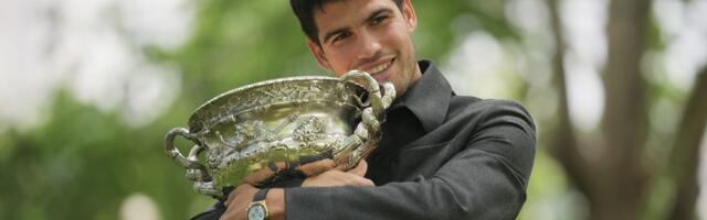 Alkaraz obukao odelo i šetao sa peharom AO, svi pričaju o Ruskinji u crvenoj haljini koja je ukrala šou