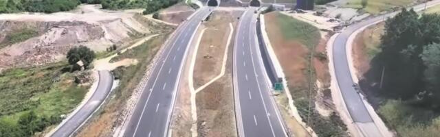 SAOBRAĆAJ NORMALIZOVAN NA AUTO-PUTU MILOŠ VELIKI Prevrnula se prikolica puna džakova, pa izazvala kolaps na putu