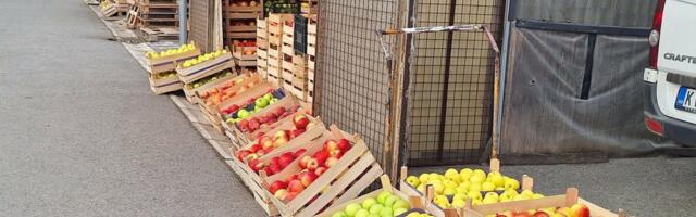 Kad nema ne valja, kad ima niko neće! Na pijaci jabuke skoro džabe ali kupaca "ni za lek"