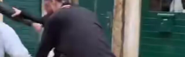 Opšta makljaža nasred ulice: Jeziv snimak tuče dve zavađene porodice (VIDEO)