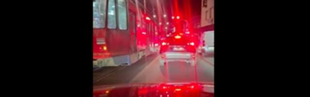 Zbog udesa u Ulici vojvode Stepe sve stoji: Automobil naleteo na motocikl, vozač prevezen u bolnicu