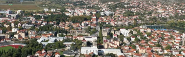 Nova provokacija Prištine: U Gračanici uklanjaju postavljene srpske zastave uz asistenciju policije