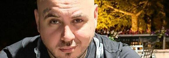 FILIP CAR UŽIVA ZA SVE PARE! Opustio se na brodu, dok jedan detalj na majici ŠOKIRA (FOTO)