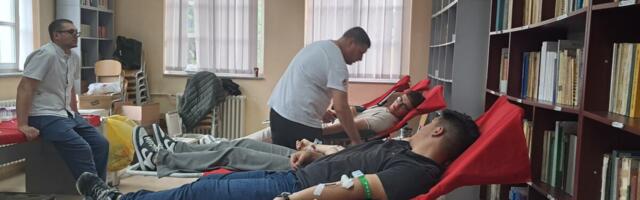 Humanost na delu u Vranju: Gimnazijalci prvi put dali krv, odziv na dobrovoljnu akciju premašio sva očekivanja!