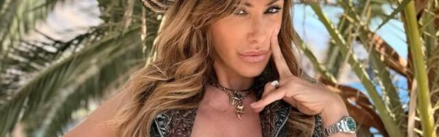 Grudi se izlile ispod teksas prsluka: Seksi pevačica bez brusa u 58. godini (FOTO)