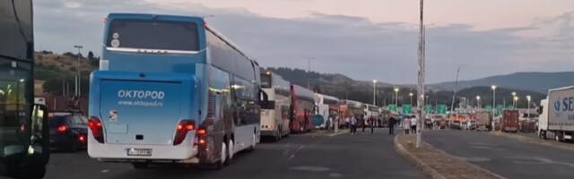 Srbi zaglavljeni na Evzoniju (VIDEO): 30 autobusa stoji!