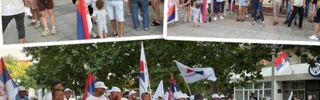 GRUPA GRAĐANA IZ ARANĐELOVCA STIGLA U LAZAREVAC! Veliki broj ljudi ih dočekalo, pogledajte dirljive scene! (FOTO)
