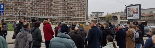 ZASTANI SRBIJO: Kragujevčani na 15 minuta zastali na pešačkom prelazu ispred Skupštine grada (FOTO)
