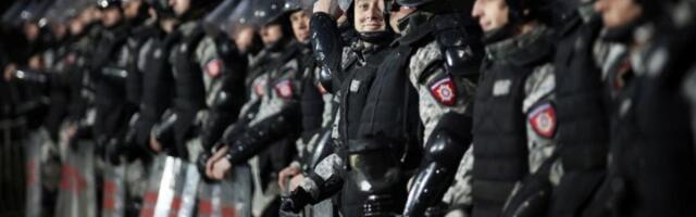 INCIDENTI ispred Skupštine Novog Sada: Policija odgurivala građane, jedan student povređen, jedan uhapšen (FOTO/VIDEO)