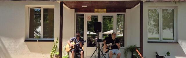 Muzika kao terapija: Niški muzičar Najda nastupio u specijalnoj bolnici u Gornjoj Toponici