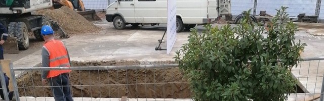 Vesic puk'o! Pukla mu i vremenska kapsula