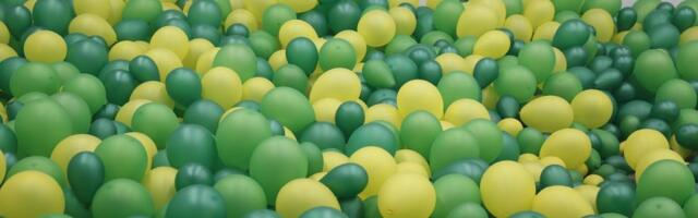 FOTO: Ispred jednog hotela u Engleskoj postavljena novogodišnja jelka od 100.000 balona