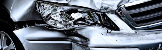 DRAMA KOD KRUŽNOG TOKA U BEOGRADU! Automobil se zakucao u drvo, staklo letelo na sve strane