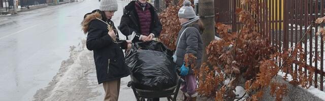 3 sestrice iz Kruševca prodaju badnjake u sećanje na majku koju su izgubile u decembru: Njihovo srce je veliko