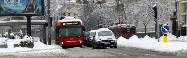 PREVOZ JEDVA DA IDE, LJUDI PUTUJU PO SAT I PO DO POSLA! Totalni HAOS u Beogradu, NI TAKSIJA NEMA, SVE JE STALO
