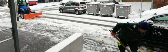 MUŠKARAC ČISTI SNEG, LOPATA MU NE TREBA: Iskoristio je nešto što svi imamo u svom domu, evo o čemu se radi! (VIDEO)