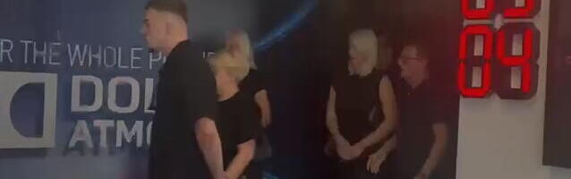 PORODICA ANDRIJE BAJIĆA STIGLA NA KOMEMORACIJU Ćerke pokojnog pevača ušle u salu, sinovi se ne odvajaju od njih (VIDEO)