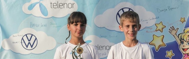 Mateja i Milica su najbrži klinci Srbije – oni će nam osvajati zlata u atletici, a upravo su se popeli na svoje prvo pobedničko postolje