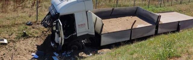 Two accidents near Batajnica in the same place at the same time: Trucks crash on one side, cars on the other