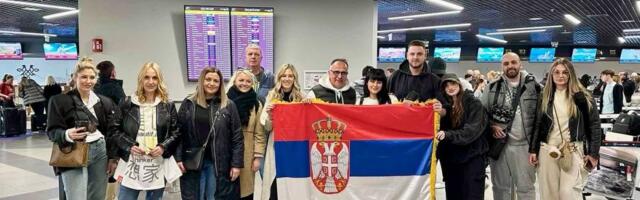 Teya Dora otputovala u Švedsku, u rukama drži srpsku zastavu: "Ono najbitnije staće i u ručni prtljag"