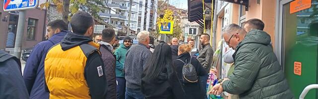 Poreski inspektori i danas u radnji aktiviste „Da ne dišemo Duboko“, građani se okupili da pruže podršku: „Represija i zastrašivanje“