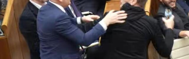 Opšta tuča u slovačkom parlamentu! Letele flaše i pljuštale psovke, makljaža među poslanicima (VIDEO)
