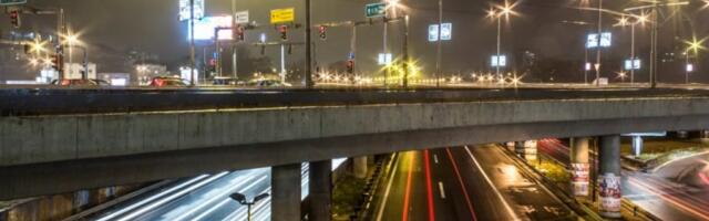 OŠTEĆENI STUBOVI NADVOŽNJAKA NA AUTOKOMANDI! Čeka se stručna procena bezbednosti!