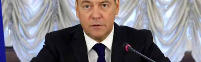 "AKO NASTAVI LUDAČKIM KURSOM, UVEŠĆE SVET U TREĆI SVETSKI RAT"! Dmitri Medvedev o Donaldu Trampu i američkom udaru na Iran!