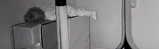 Stavila sina da spava, a onda je POGLEDALA KAMERU i zaledila se: "Znam za hodanje u snu, ali OVO..."