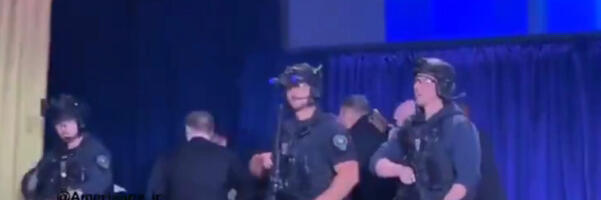 “Svuda haos, a on dovršava jelo”: Snimak nastao tokom napada na Trampa “zapalio” mreže (VIDEO)