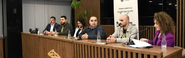 Aleksandar Marković u fokusu KUNP-a: Promocija knjige „Postoje tišine koje bole“ obeležila manifestaciju na Univerzitetu u Novom Pazaru