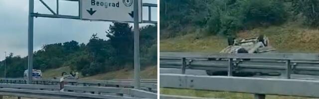 Prevrnut automobil nasred auto-puta kod Beograda (VIDEO)