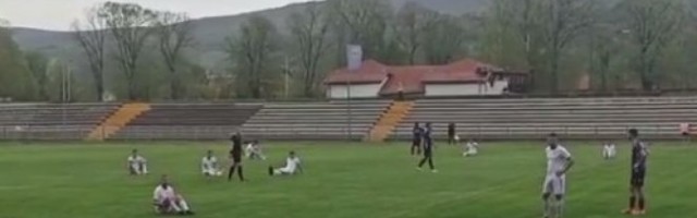 HAOS U SRPSKOM FUDBALU NEMA KRAJA! Igrači POSEDALI NA TEREN, PSOVALI PROTIVNIKE i prekinuli meč! /VIDEO/