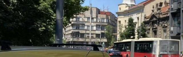 SCENA SA JEDNOG BEOGRADSKOG STAJALIŠTA ĆE VAS ŠOKIRATI! Žena je čekala autobus, a ono što je držala u rukama NIKOGA NIJE OSTAVILO RAVNODUŠNIM!