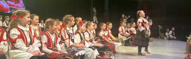 Predstava „Biseri po narodu rasuti” u izvođenju mlađih osnovaca u Kulturnom centru u Čačku
